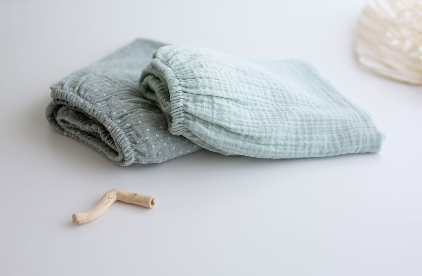 Muslino paklodė su guma "Mėtinė su baltais taškiukais. Šviesiai mėtinė"