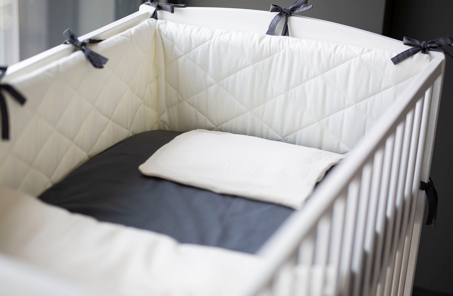 Lovytės apsaugėlės "Vanilinės su grafito raišteliais", patobulintos