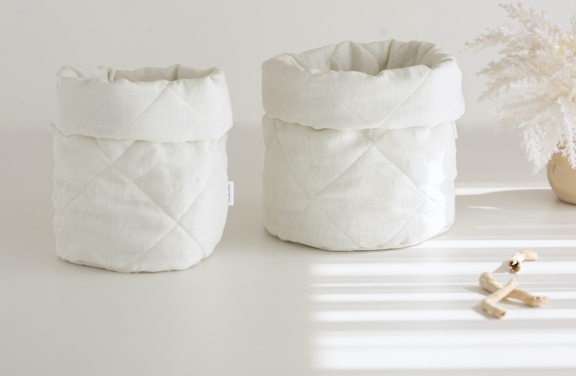 Lininiai maišeliai ir krepšeliai vonios kambariui