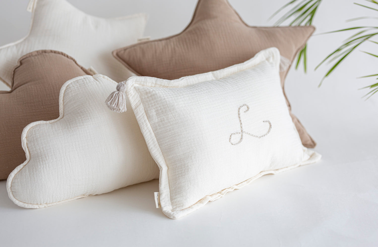 Personalizuota muslino pagalvėlė su išsiuvinėtu inicialu ir kutosiukais "Mano raidelė"