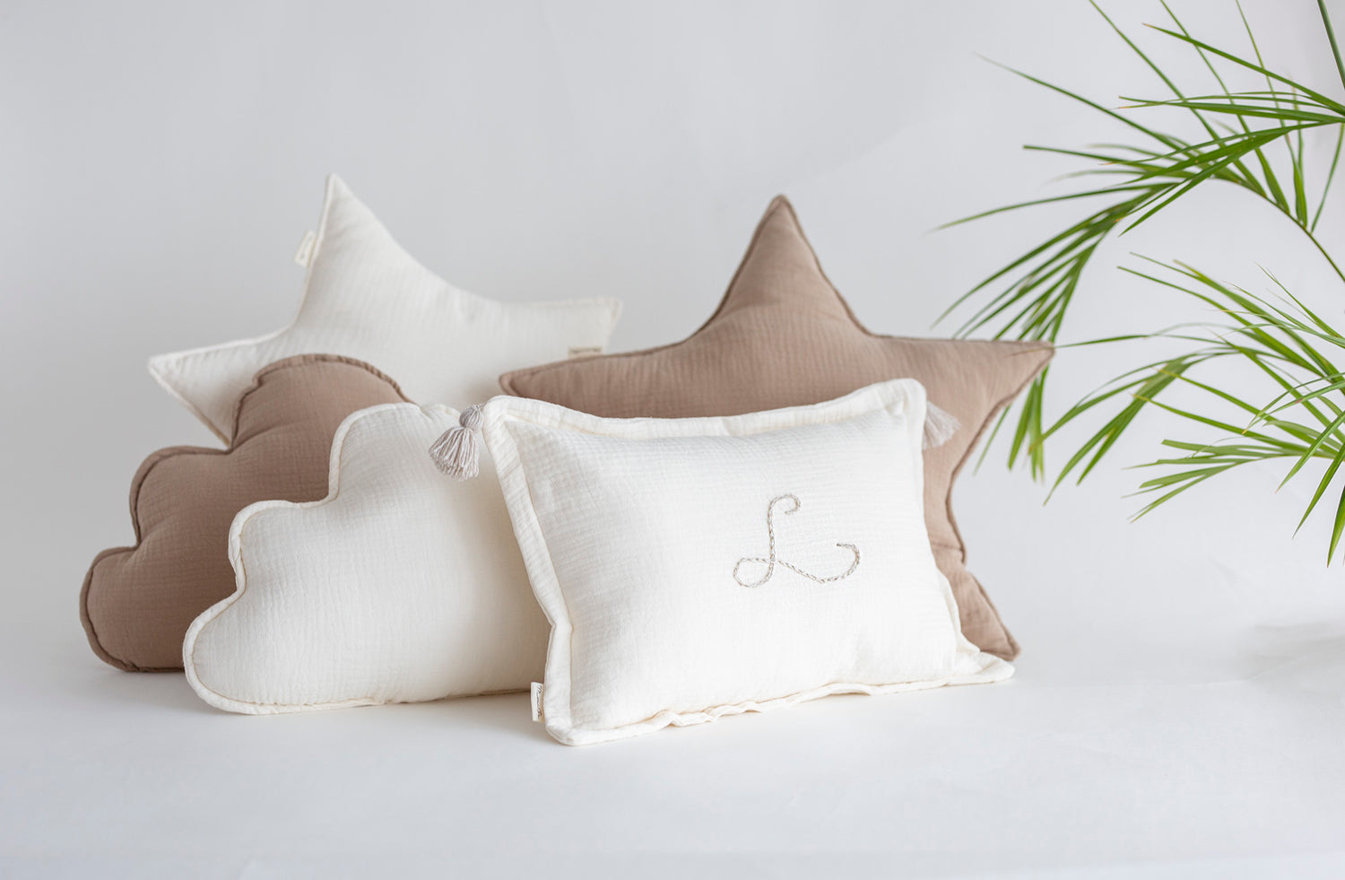 Personalizuota muslino pagalvėlė su išsiuvinėtu inicialu ir kutosiukais "Mano raidelė"