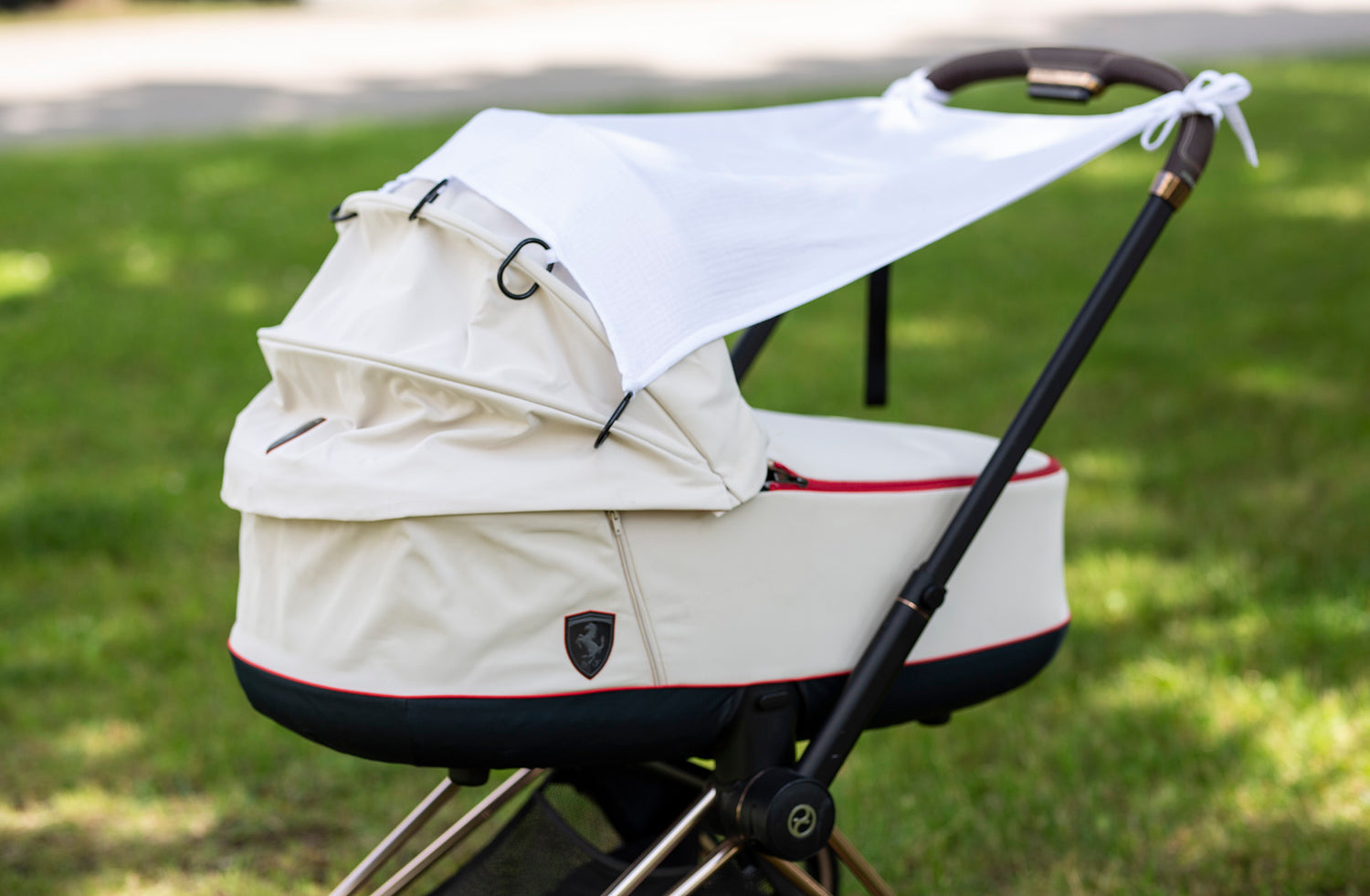 Vežimėlio apsauga nuo saulės su žiedeliais iš muslino