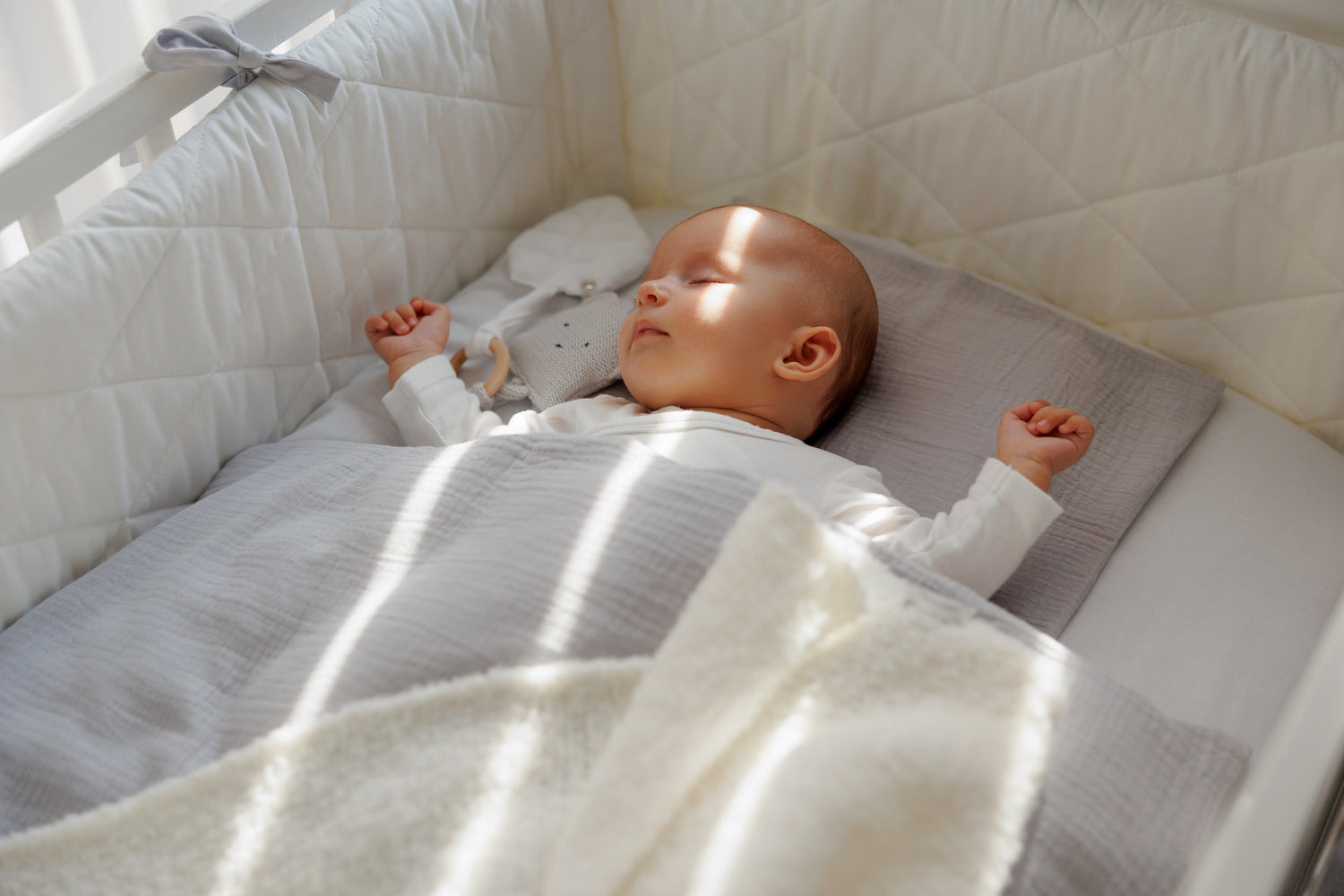 Patobulintos lovytės apsaugėlės "Baltos su šviesiai pilkais raišteliais"