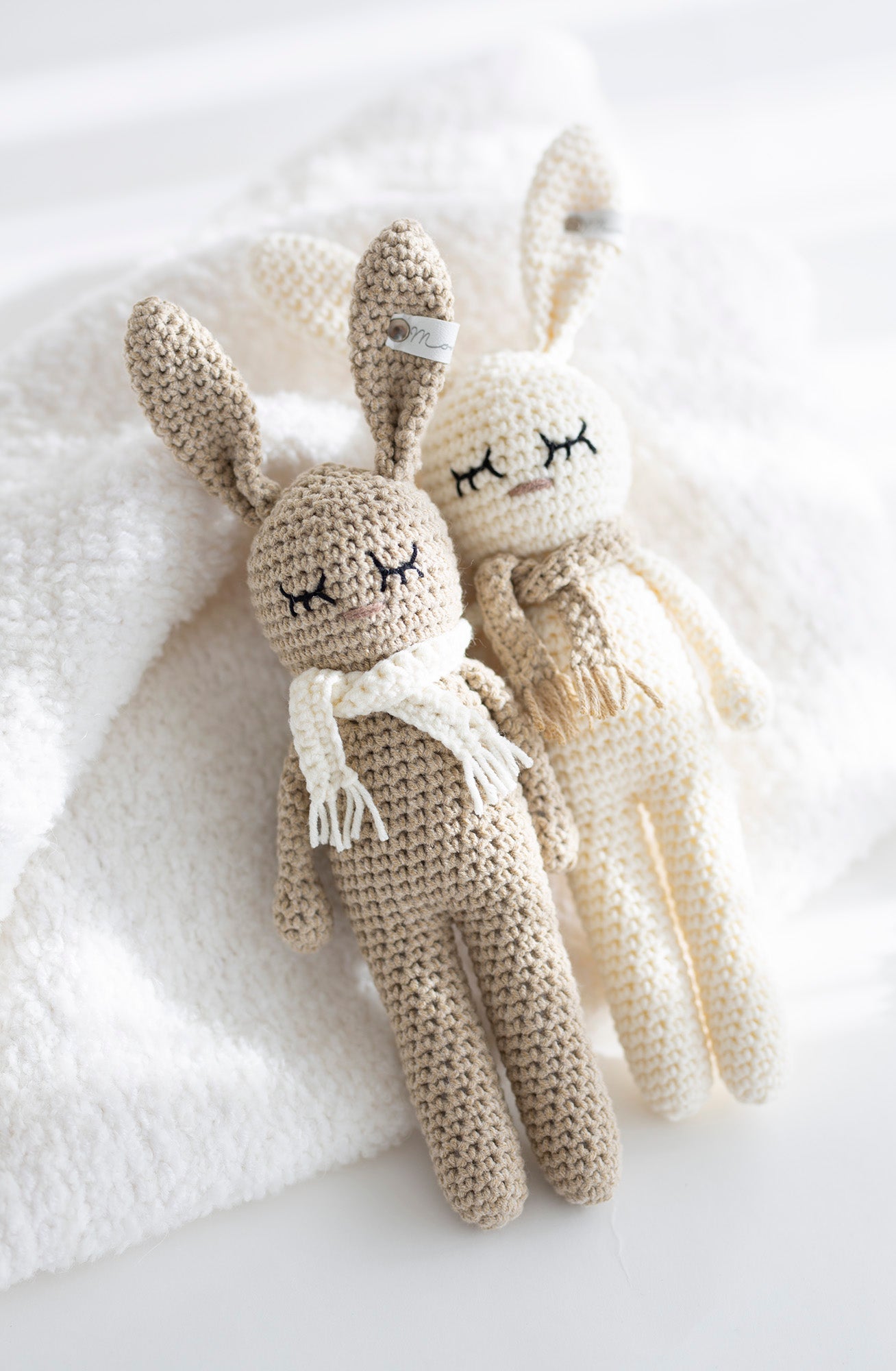 Nertas žaisliukas "Zuikutis su šalikėliu"