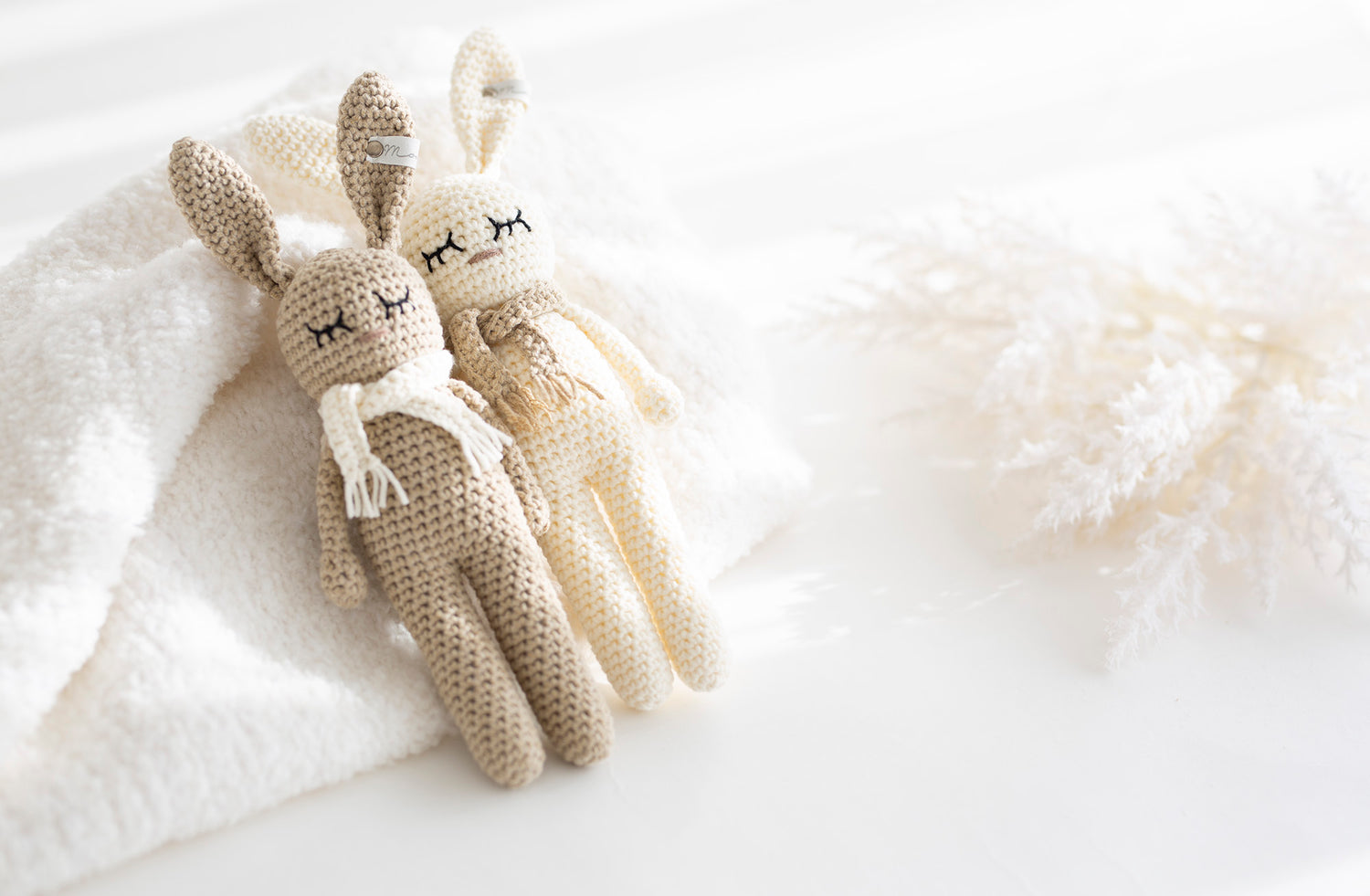 Nertas žaisliukas "Zuikutis su šalikėliu"