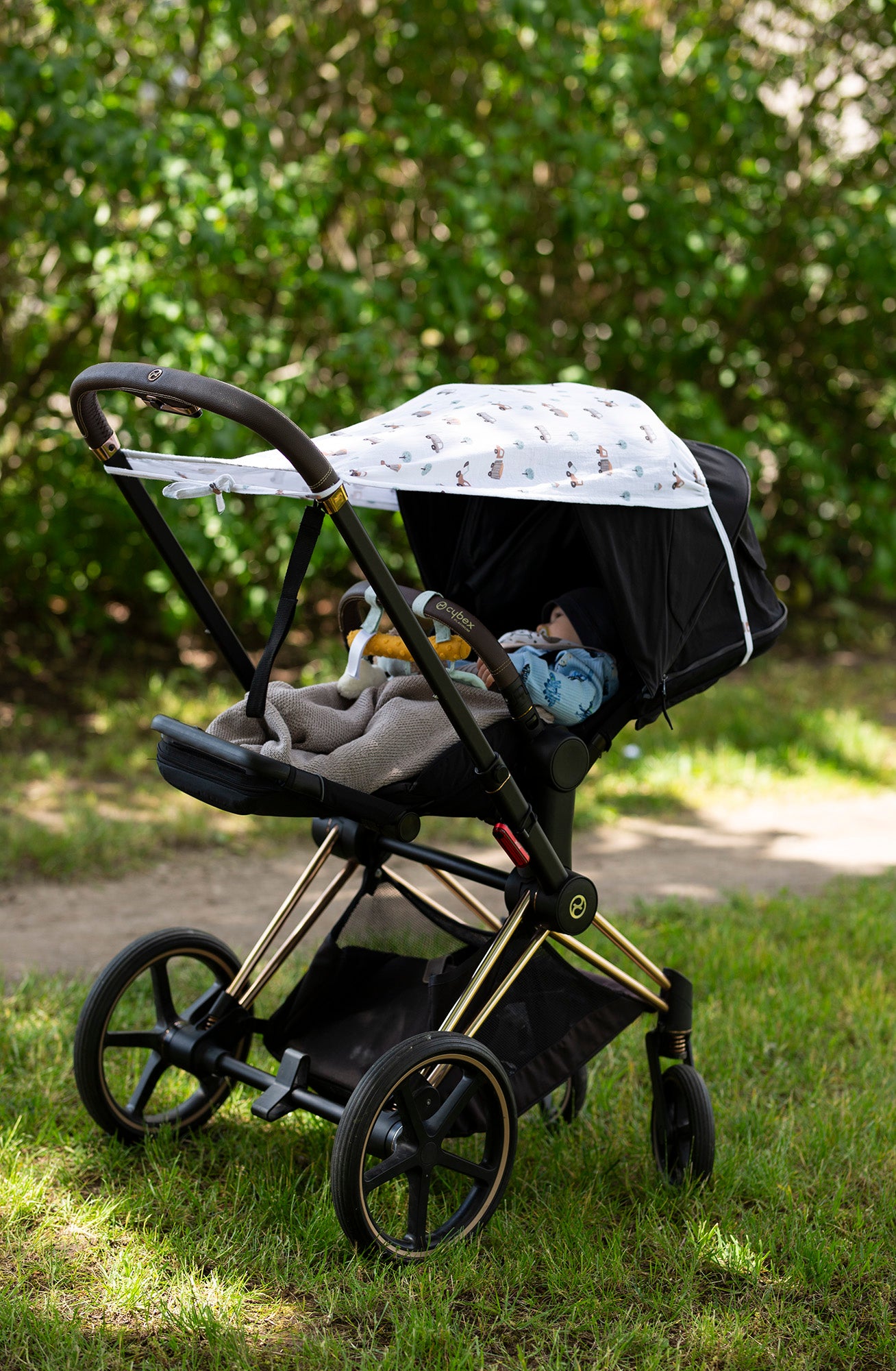 Vežimėlio apsauga nuo saulės su užrišama juostele iš muslino