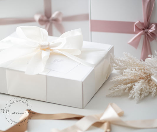 Šventinė dovanų pakuotė | Puošni dovanų dėžutė su kaspinu