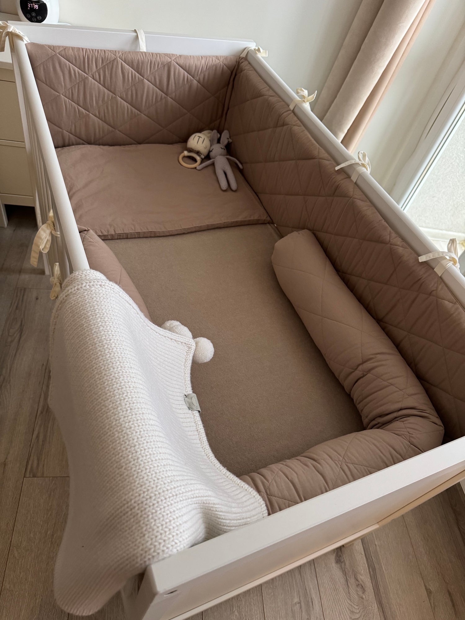 Lovytės apsaugėlės "Rudos su vaniliniais raišteliais"