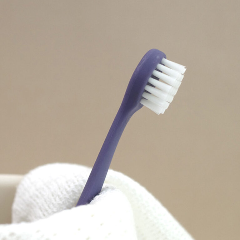 Mother-K Mažylio dantų šepetėliai, alyvinė ir kreminė (nuo 1 iki 2 metų)