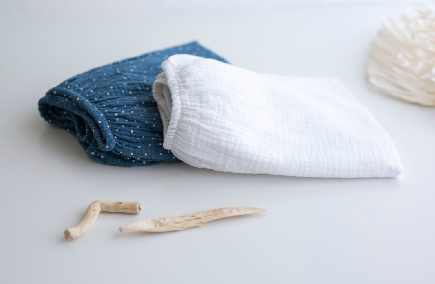 Muslino paklodė su guma "Mėlyna su baltais taškiukais. Balta"