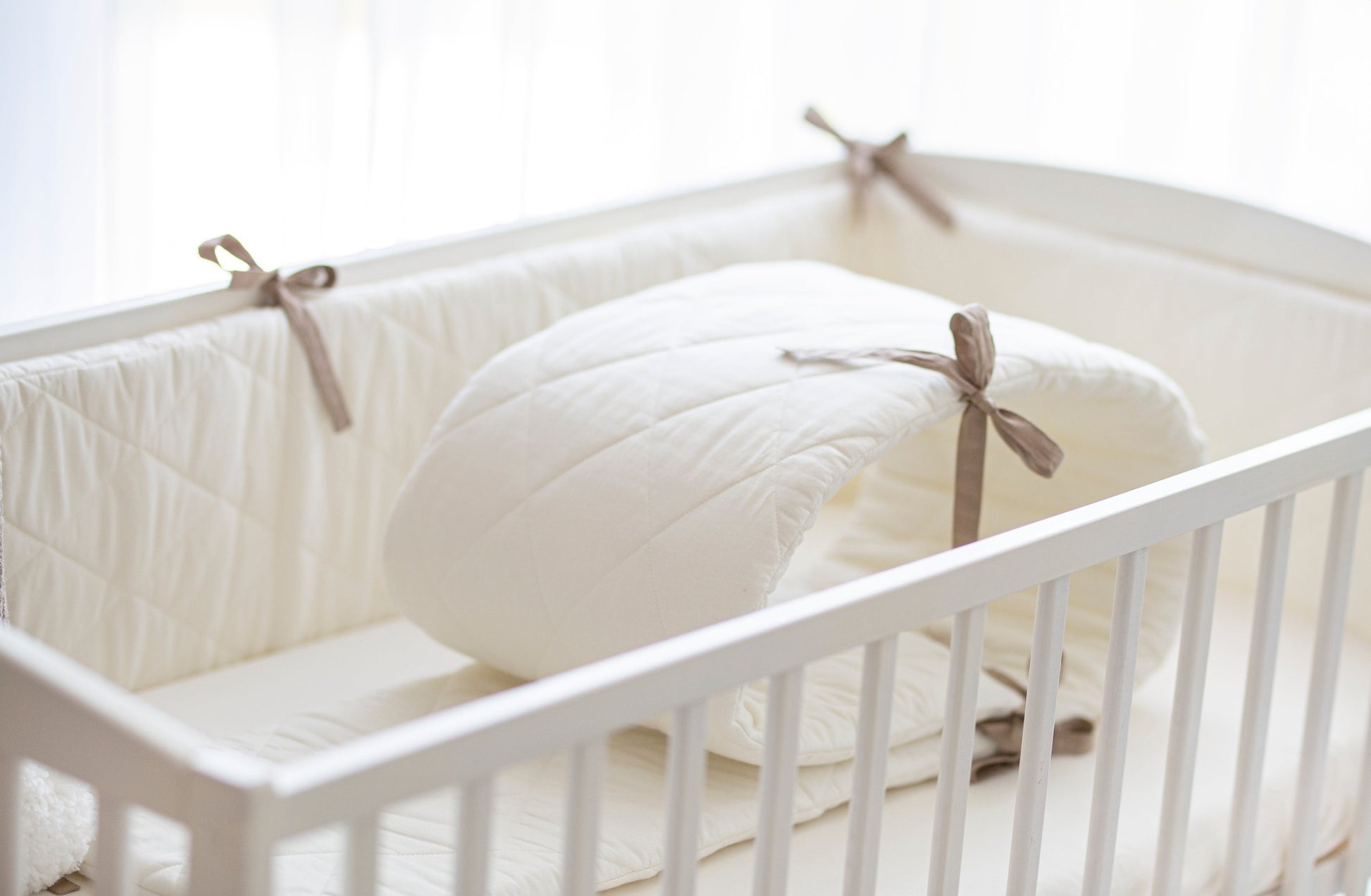 Kūdikio lovytės kraštų apsaugėlės "Vanilinės su rudais raišteliais"