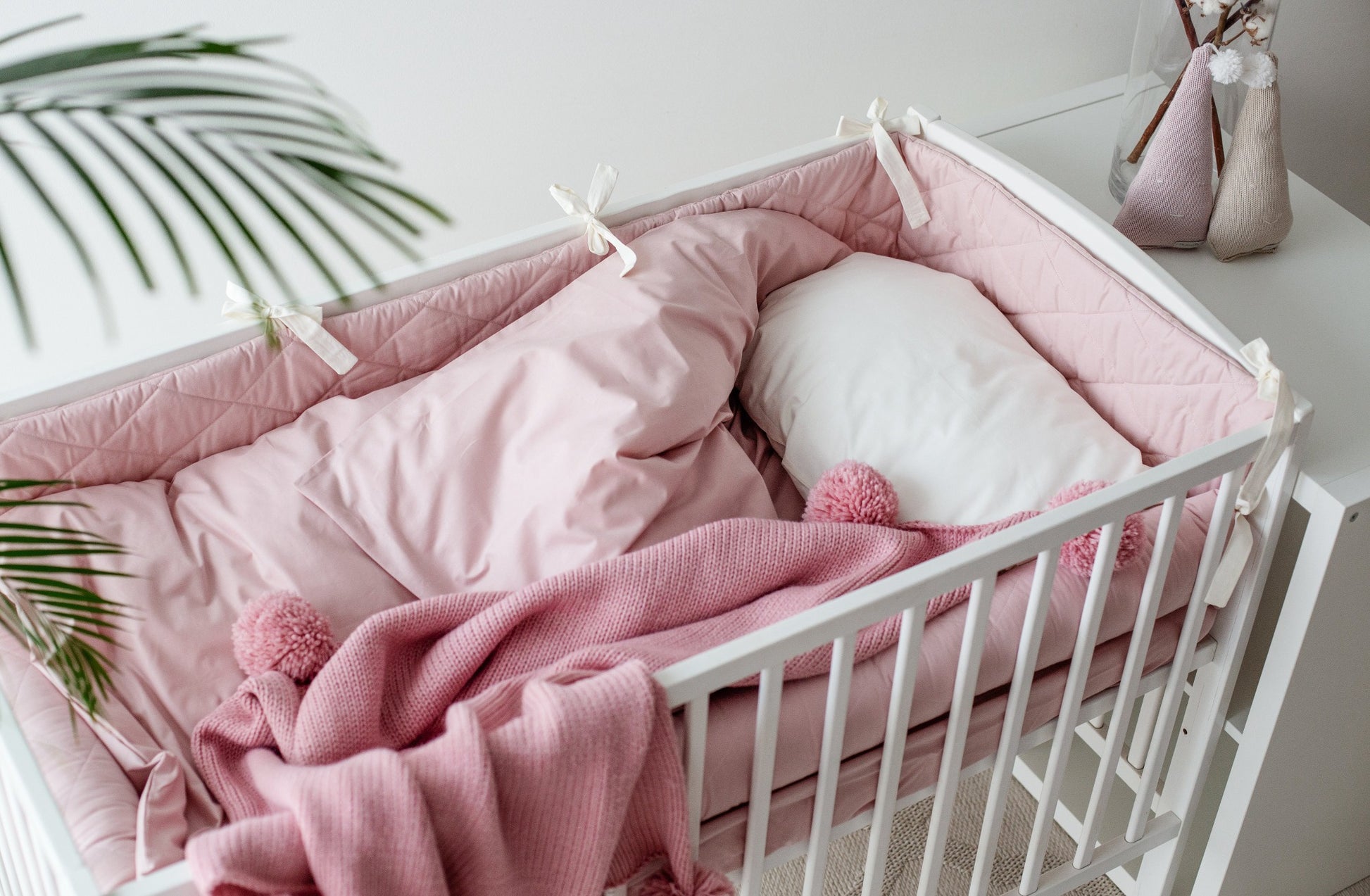 Kūdikio lovytės apsaugėlės "Pelenų rausvos su vaniliniais raišteliais"