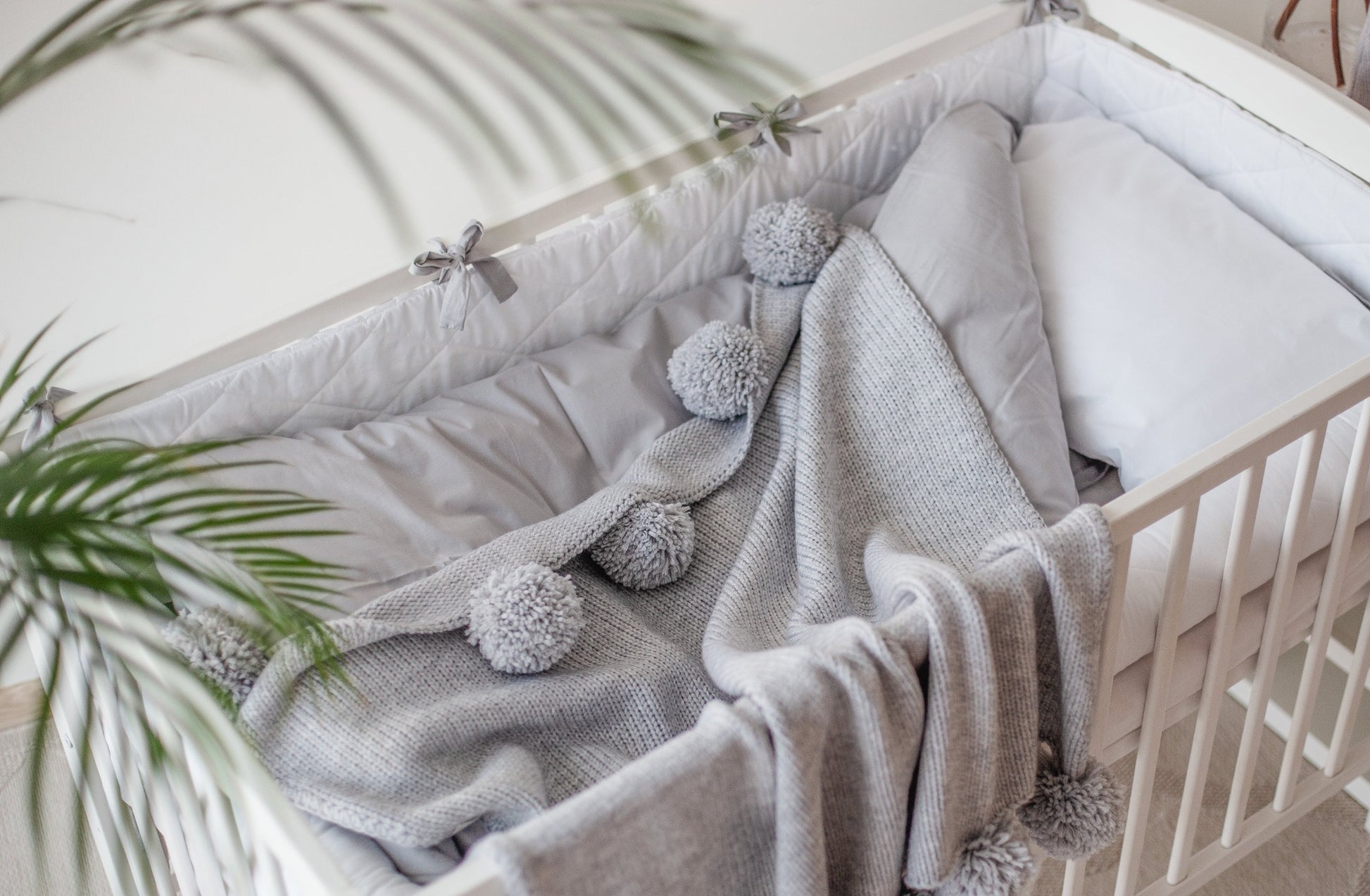 Kūdikio lovytės kraštų apsaugėlės "Baltos su šviesiai pilkais raišteliais"
