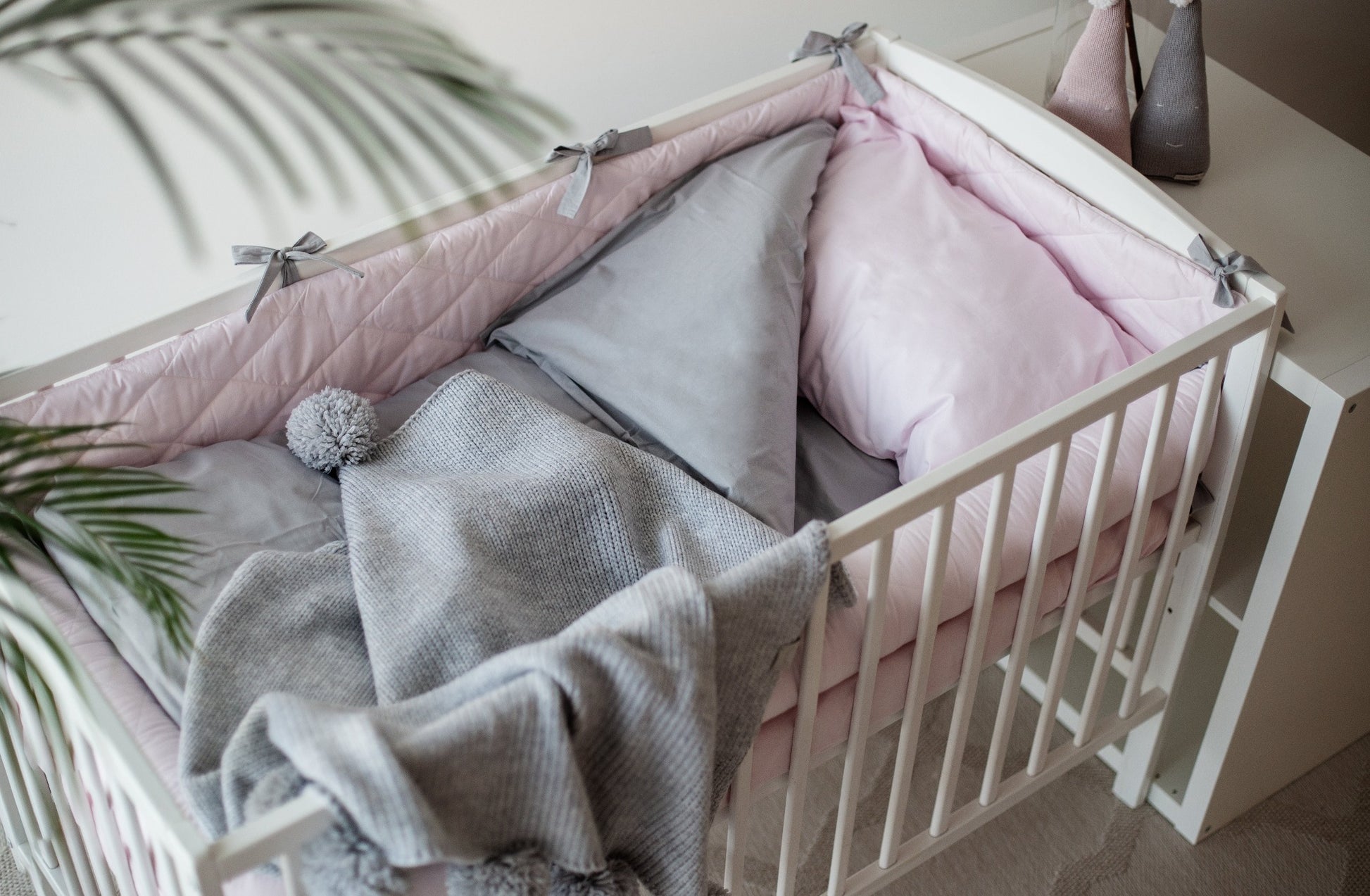 Kūdikio lovytės kraštų apsaugėlės "Rožinės su pilkais raišteliais"