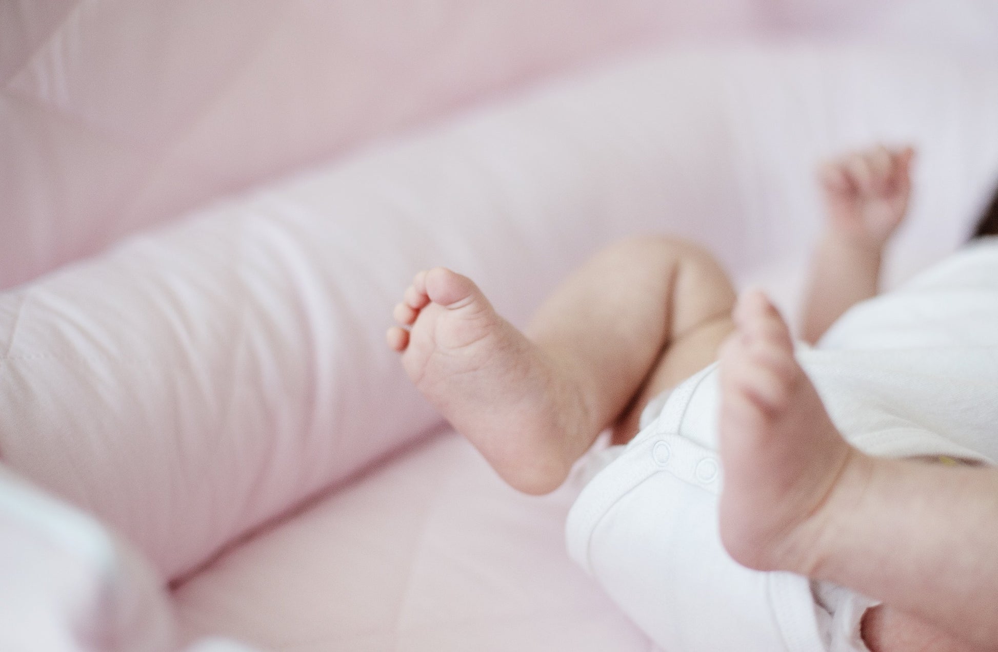 Kūdikio lovytės kraštų apsaugėlės "Rožinės su pilkais raišteliais"