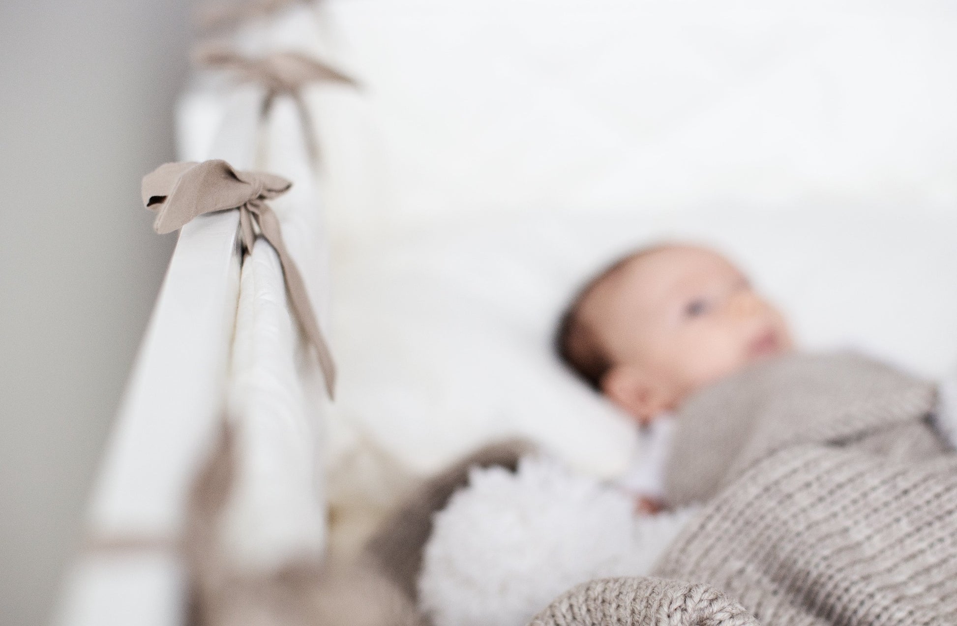 Kūdikio lovytės kraštų apsaugėlės "Vanilinės su rudais raišteliais"