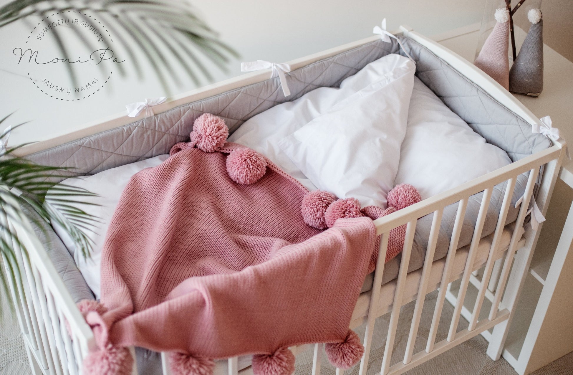 Kūdikio lovytės kraštų apsaugėlės "Šviesiai pilkos su baltais raišteliais"