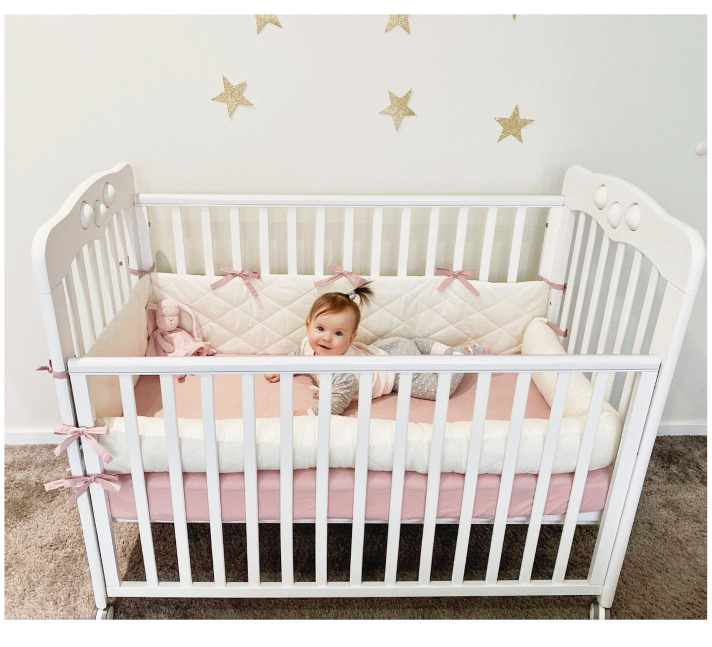 Kūdikio lovytės kraštų apsaugėlės "Vanilinės su rausvais raišteliais"
